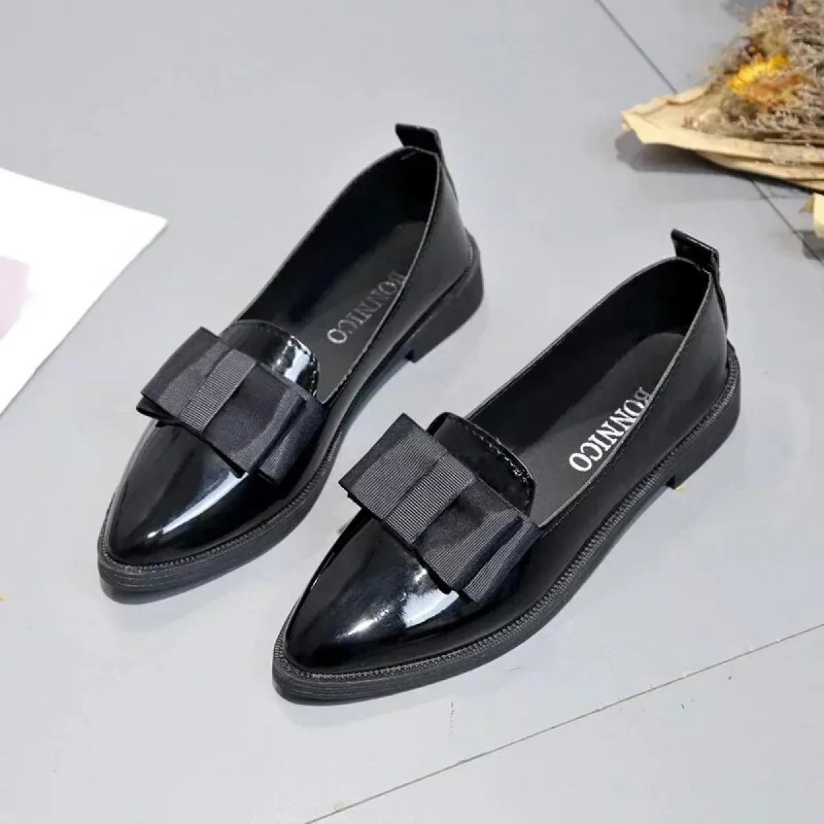 2024 Scarpe da donna Moda Slip On Vendita calda da donna Appartamenti Autunno Punta a punta Ufficio Piatto Casual Comodo Scarpe