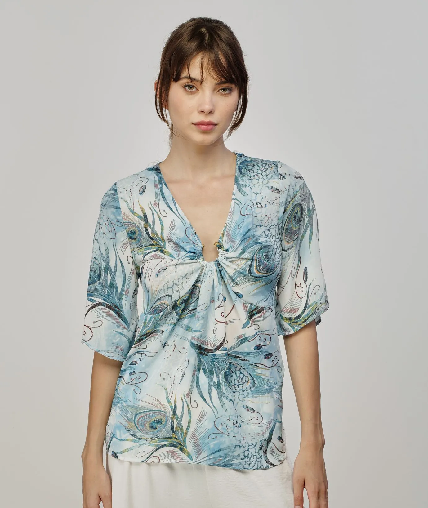 Blusa azzurra con anello