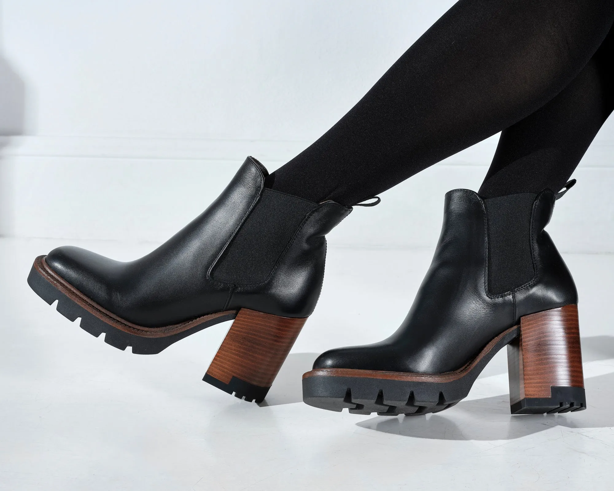 Heeled chelsea boot black