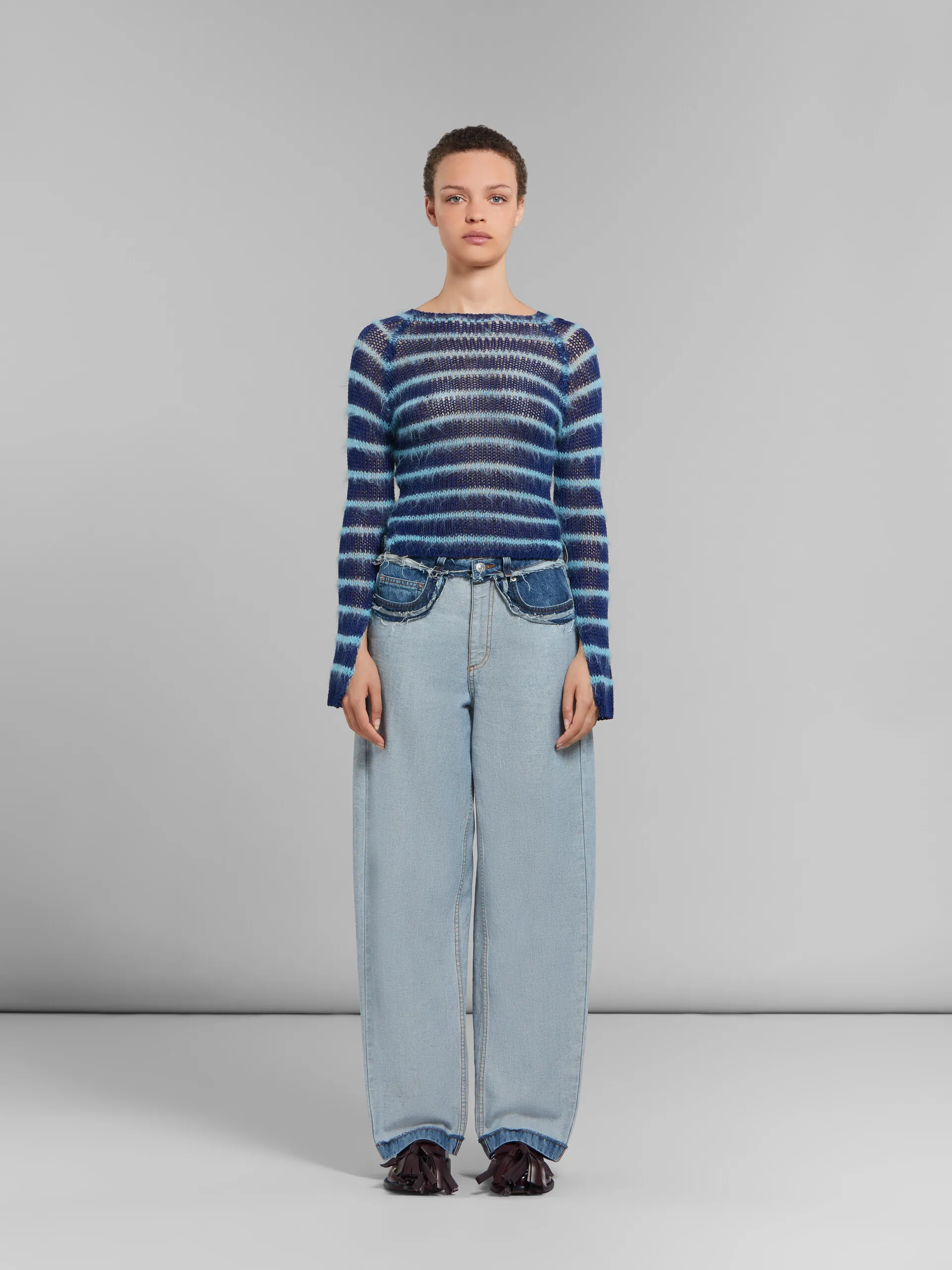 Jeans carrot in denim blu con cuciture interne a vista