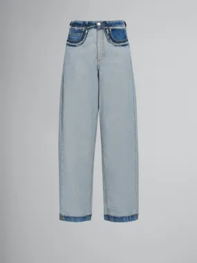 Jeans carrot in denim blu con cuciture interne a vista