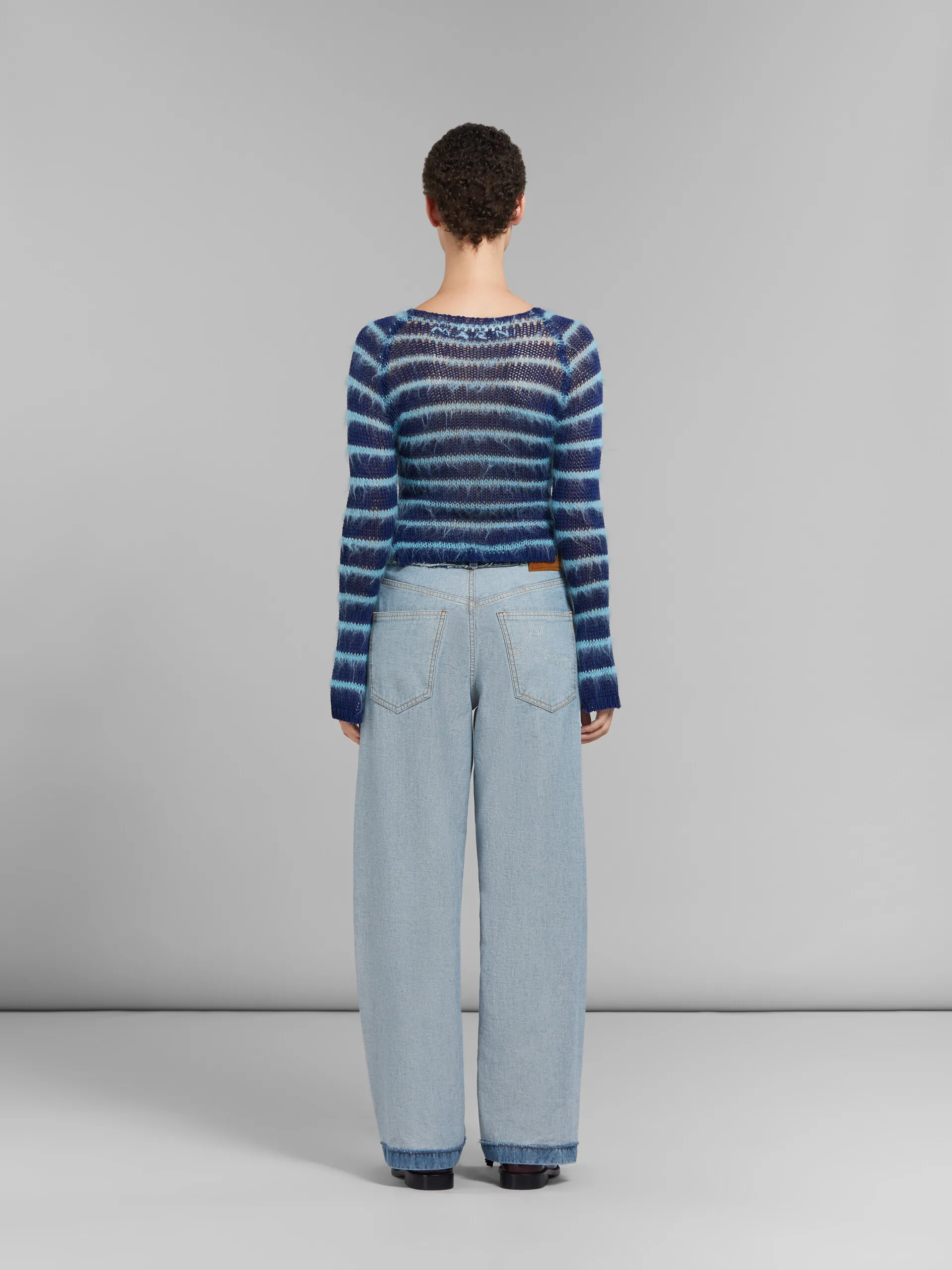 Jeans carrot in denim blu con cuciture interne a vista