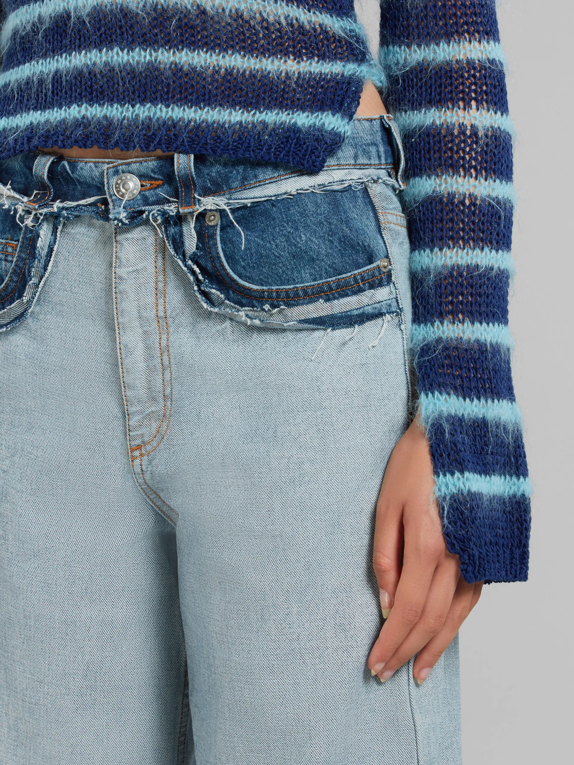 Jeans carrot in denim blu con cuciture interne a vista