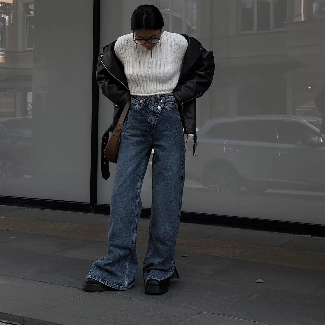 Jeans con bottone dislocato originale con spacco sul fondo da donna