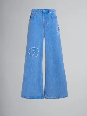 Jeans wide leg in denim azzurro con applicazioni