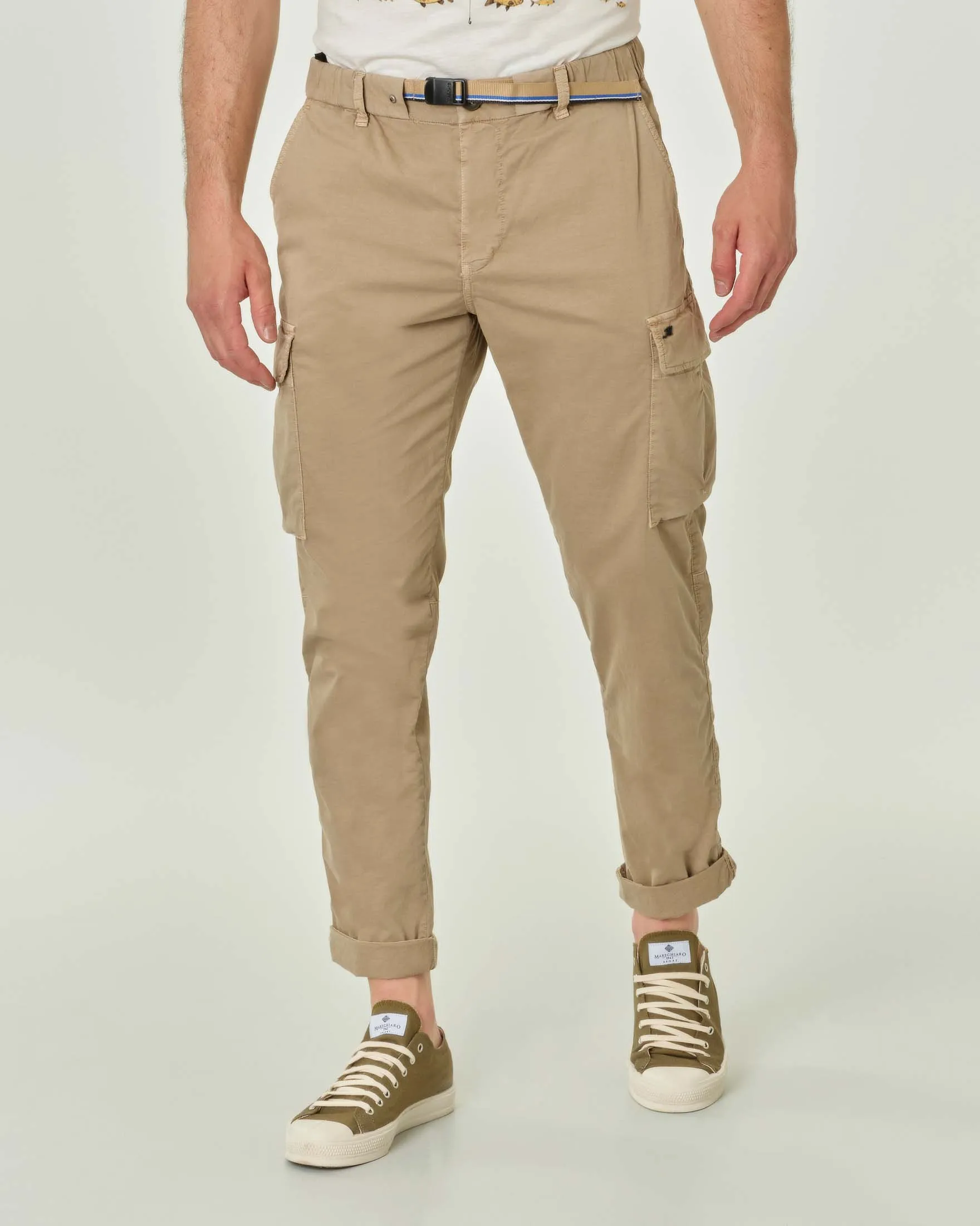 Pantalone cargo beige in gabardina di cotone stretch con cinturino in vita