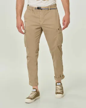 Pantalone cargo beige in gabardina di cotone stretch con cinturino in vita