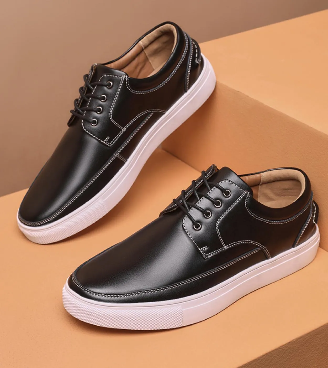 Scarpe casual da uomo economiche 2023 Primavera nuovo stile Moda Sneakers da esterno nere Scarpe da lavoro quotidiane in pelle m