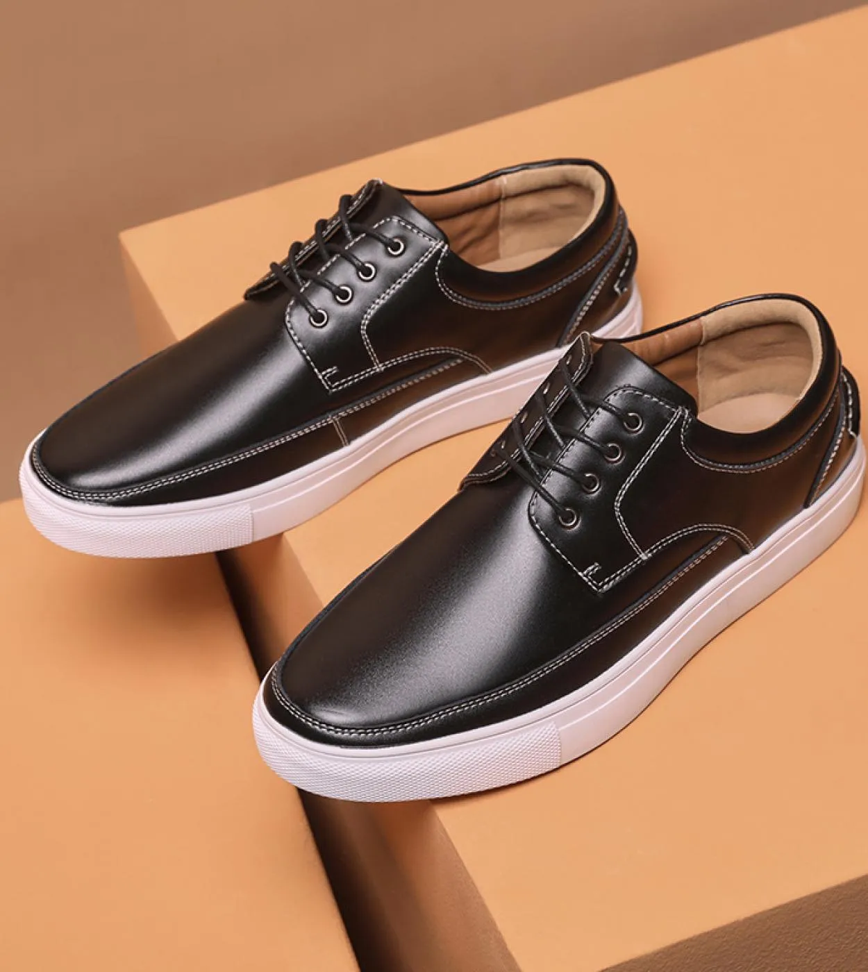 Scarpe casual da uomo economiche 2023 Primavera nuovo stile Moda Sneakers da esterno nere Scarpe da lavoro quotidiane in pelle m