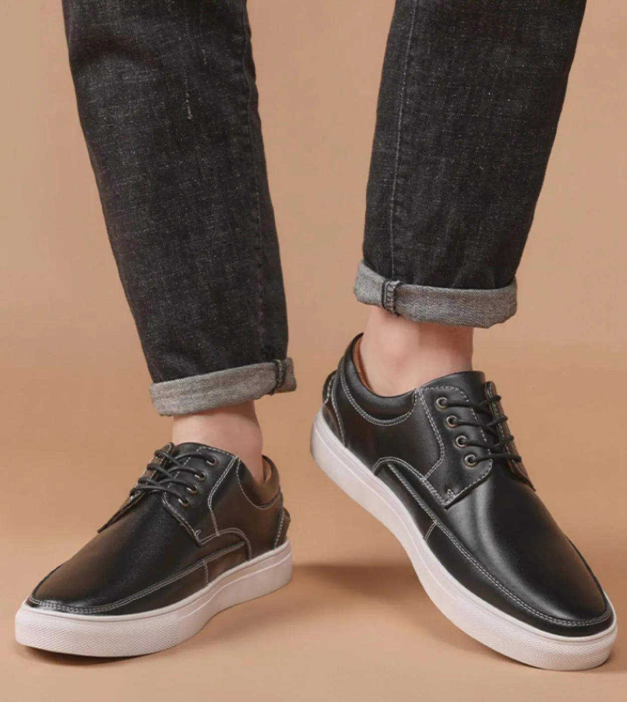 Scarpe casual da uomo economiche 2023 Primavera nuovo stile Moda Sneakers da esterno nere Scarpe da lavoro quotidiane in pelle m