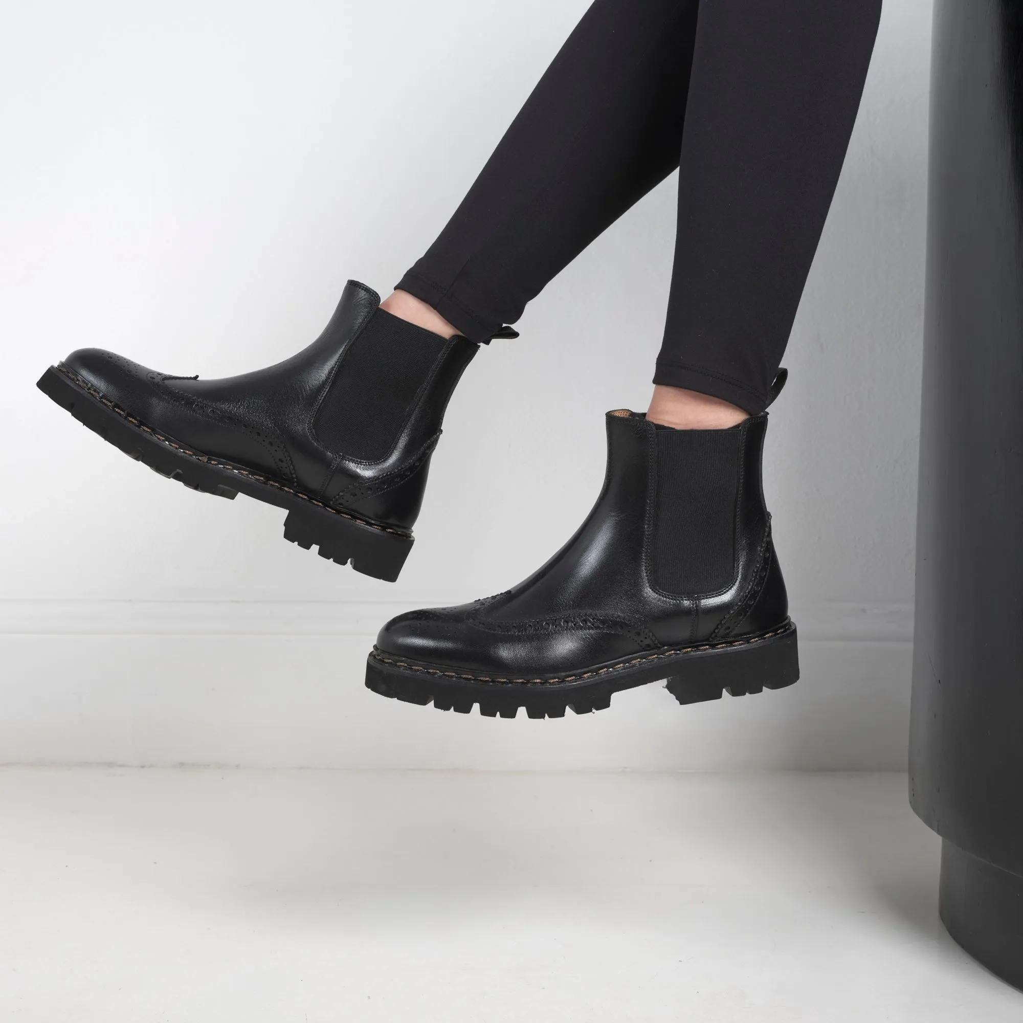 Wing tip chelsea boot black